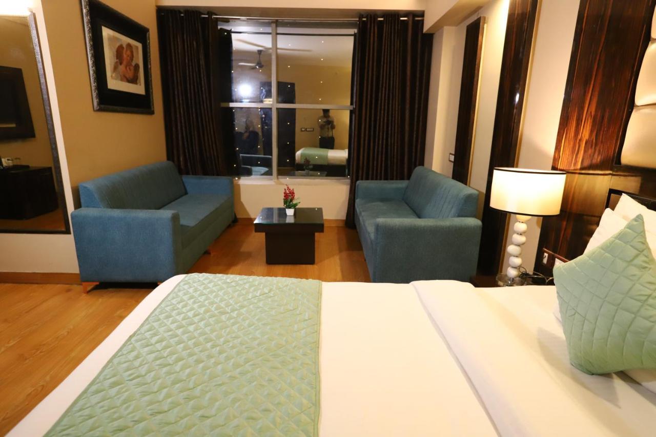 Palm Grand Naraina - Couple Friendly Local Ids Accepted Hotel